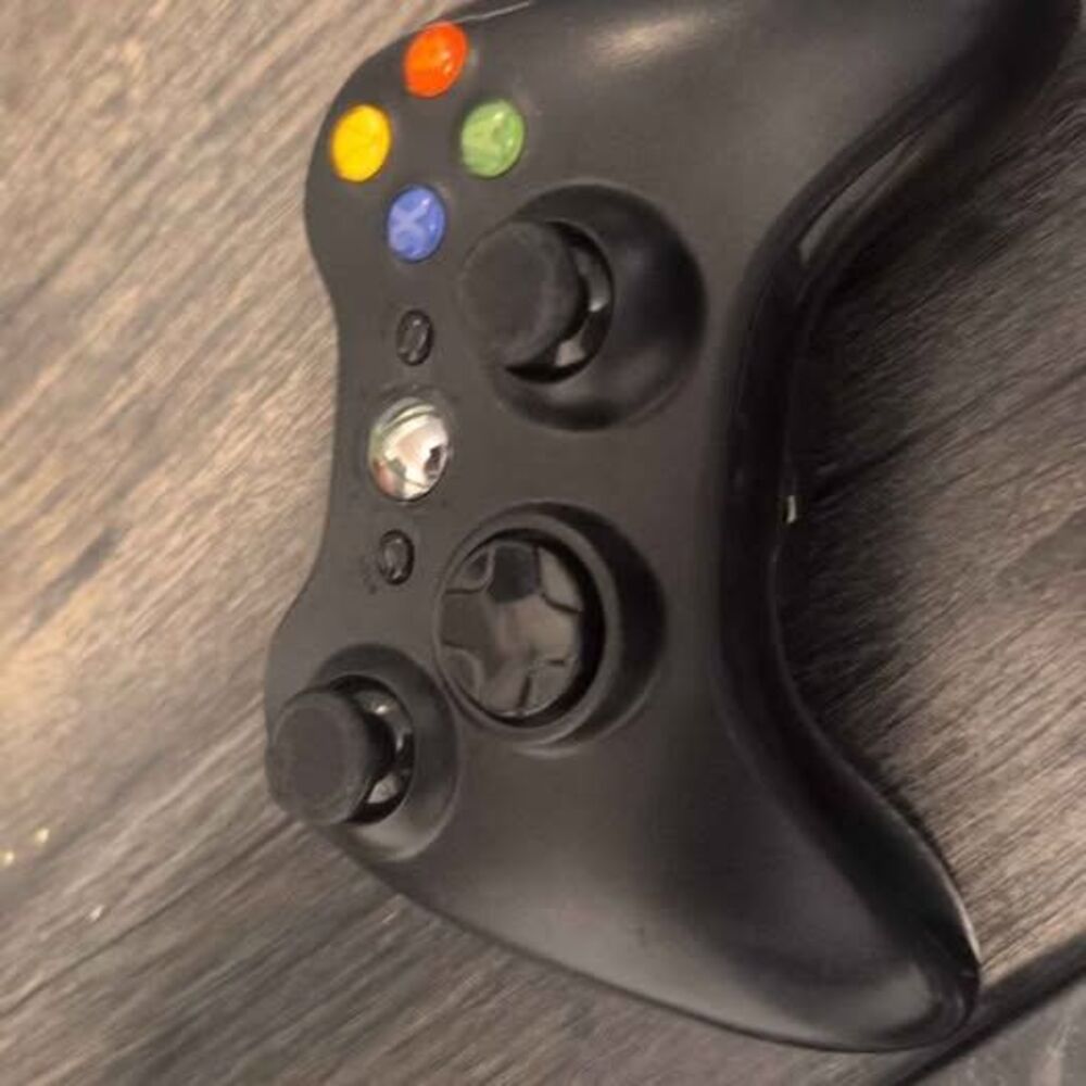 Xbox 360 S Console with Controller - Picture 2 of 8
